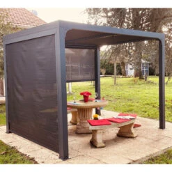 Pergola Bioclimatique Aluminium Anthracite 7,20m² Toit Avec Lames Ovales Aluminium + 2 Rideaux Gris Pour Les Côtés – HABRITA