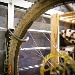 Porte-vélo Vertical Pour Les Abris Yukon, Skylight Et Rubicon – Lot De 3 – Canopia -Abri De Jardin porte velo vertical pour les abris yukon skylight et rubicon lot de 3 canopia 2